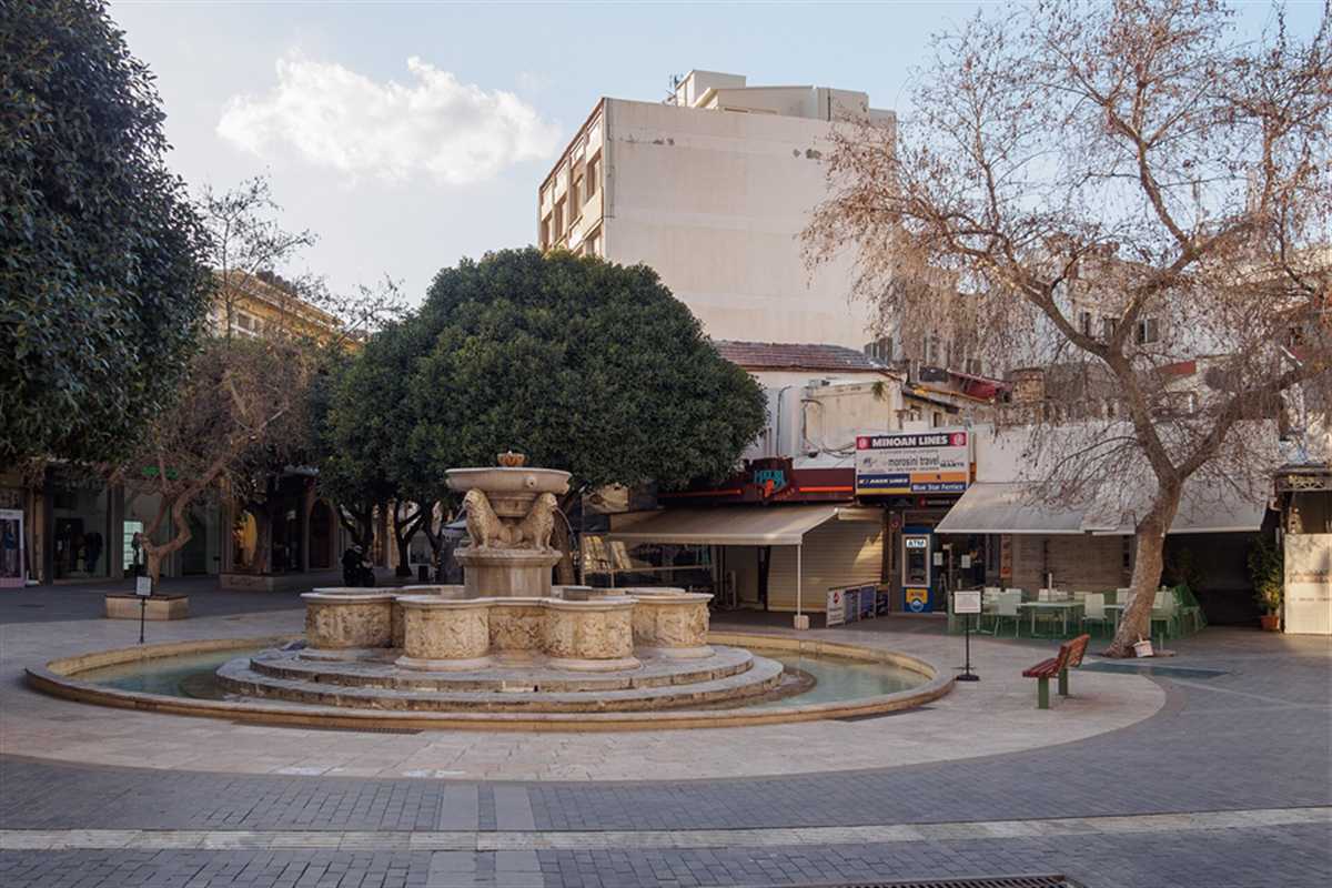 The Venetian lions fountain on Lions Square in Heraklion, a stop on a Heraklion food tour