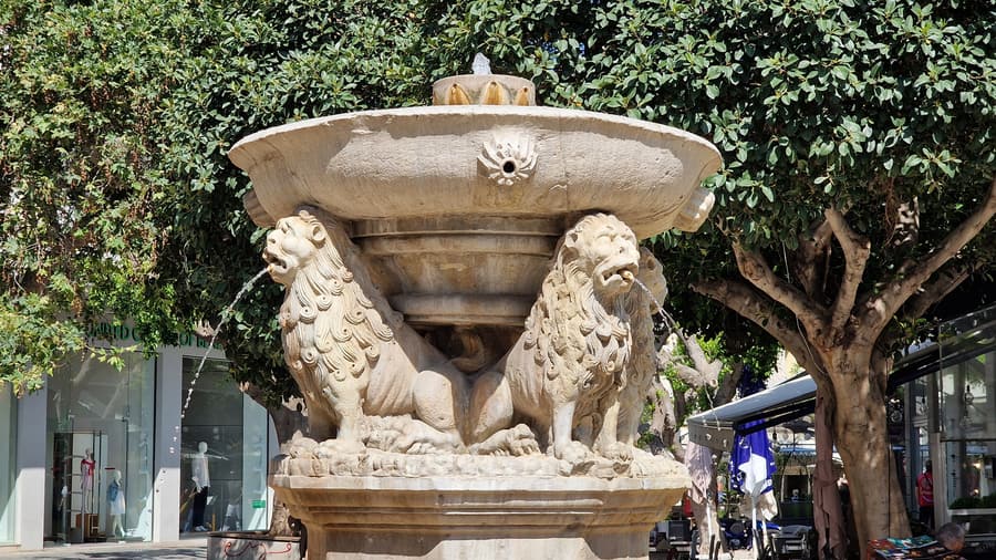 The four stone lions of the Morosini fountain in the centre of Heraklion, seen on a Heraklion tour