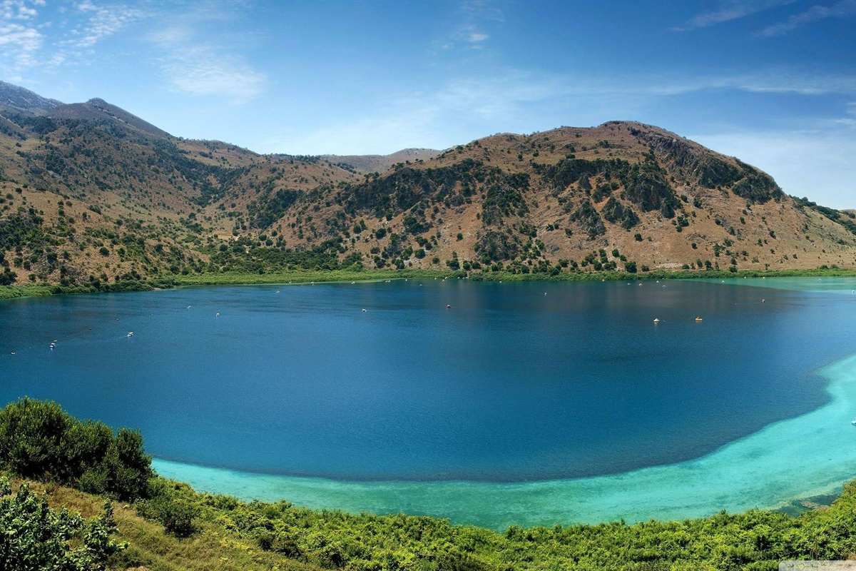 Lake Kournas with its turquoise shallows below the mountains of western Crete, the goal of a Lake Kournas tour